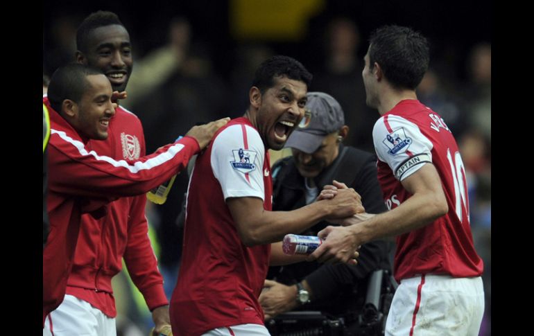 Robin van Persie del Arsenal (d) es felicitado por Andre Santos, segundo (d). AP  /