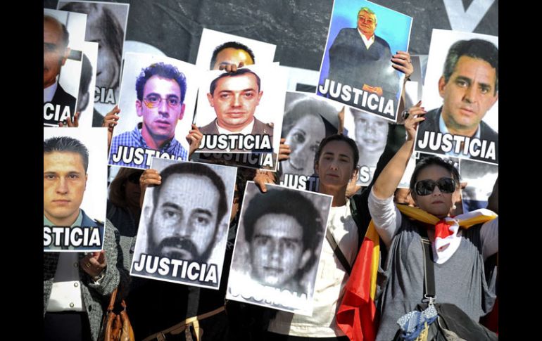 Españoles se manifiestan en el monumento a las víctimas de ETA. AFP  /