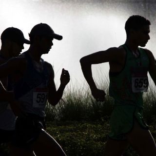 Mexicanos en la punta de la marcha de 50k
