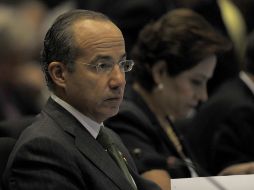 Felipe Calderón planteó hoy aquí en la XXI Cumbre Iberoamericana la necesidad de que los bancos asuman las pérdidas de la crisis. AFP  /