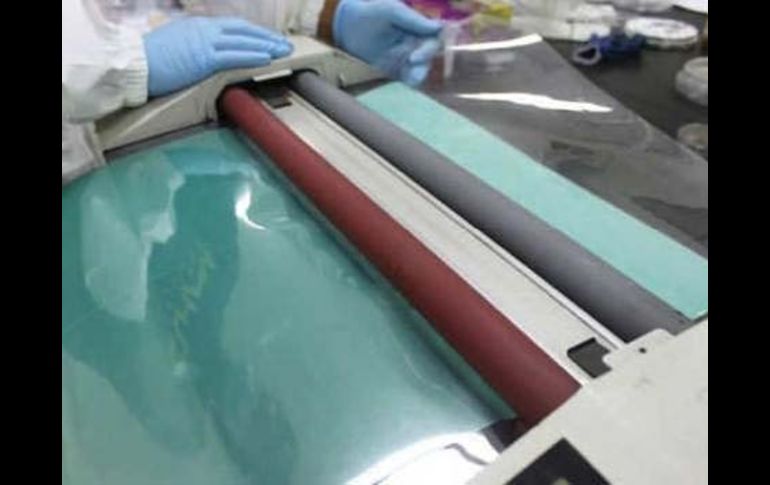 Con el grafeno se podrán fabricar textiles, calzado y ordenadores con pantallas táctiles enrrollables. ESPECIAL  /