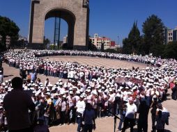 El listón humano rosa más grande del mundo en el Monumento a la Revolución. ESPECIAL  /