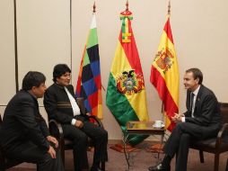 El presidente del gobiern español, José Luis Rodríguez Zapatero, conversa con el presidente boliviano, Evo Morales. EFE  /