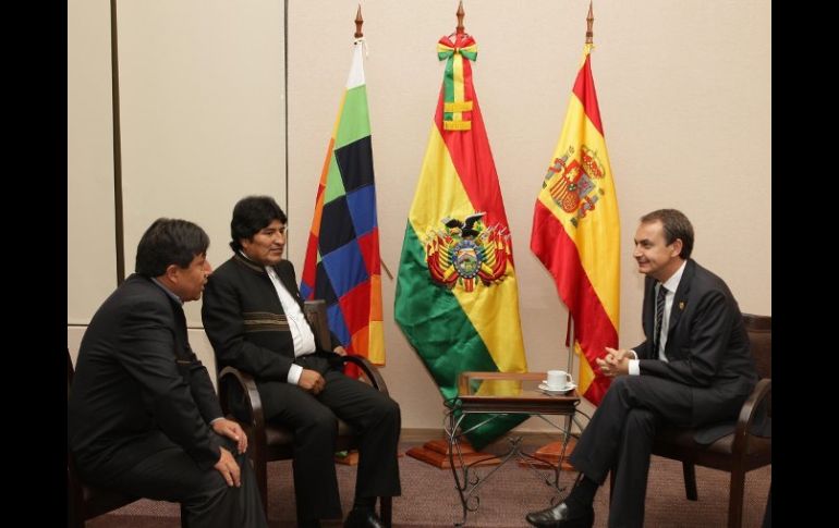 El presidente del gobiern español, José Luis Rodríguez Zapatero, conversa con el presidente boliviano, Evo Morales. EFE  /