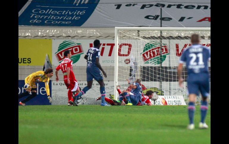 Guillermo Ochoa (I) mira como dominan jugadores del Burdeos el balón para concretar el segundo tanto durante el encuentro. AFP  /