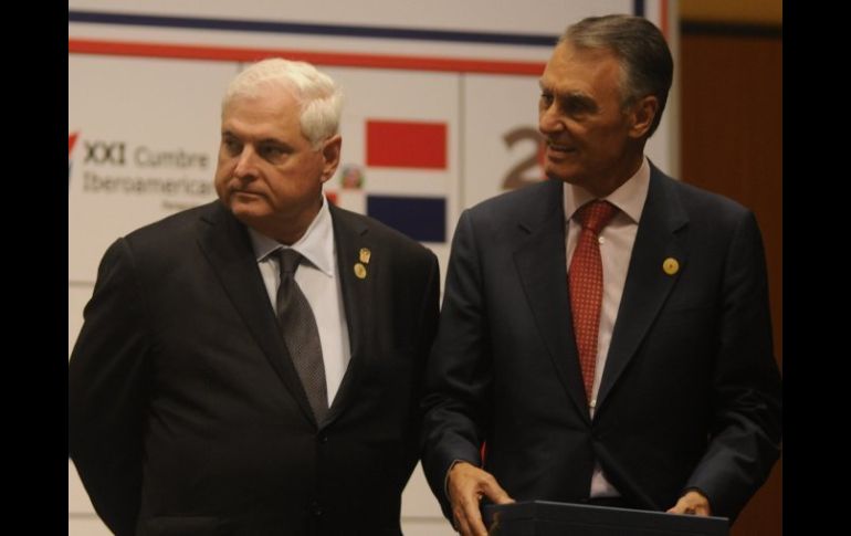 El presidente de Portugal, Anibal Cavaco, conversa con el presidente de Panamá, Ricardo Martinelli, durante Cumbre Iberoamericana. EFE  /