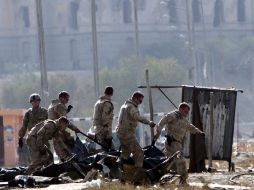 Soldados de la OTAN inspeccionan el escenario del atentado suicida perpetrado en Kabul. EFE  /