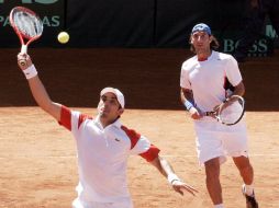 Los mexicanos 'Tiburón' Ramírez y Santiago González durante su enfrentamiento en esta ronda de la Copa Davis. NOTIMEX  /