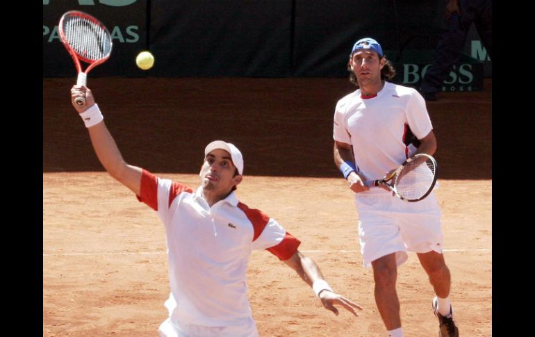 Los mexicanos 'Tiburón' Ramírez y Santiago González durante su enfrentamiento en esta ronda de la Copa Davis. NOTIMEX  /