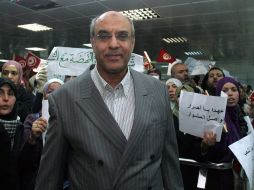 El Secretario del movimiento islamista Al Nahda, Hamadi Jebali, acompañado por seguidores. EFE  /