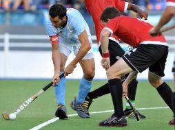 El argentino Lucas Rey (i) disputa la pelota con el canadiense Scott Tupper durante el partido. EFE  /