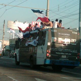Los rojiblancos ponen color de Clásico en las calles