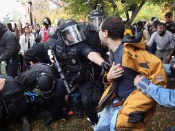 La Policía antidisturbios dispersando a los manifestantes de ''Ocupar Denver''. AFP  /