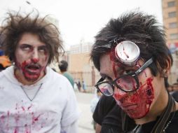 Decenas de personas disfrazadas y maquilladas de muertos vivientes caminaron por las calles del centro de La Paz. EFE  /