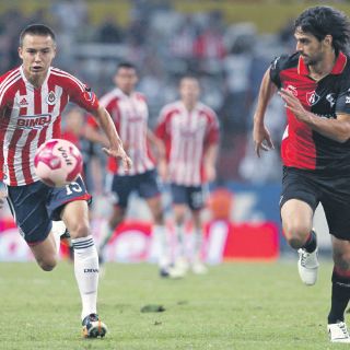 Atlas viene de atrás y con 10 jugadores le empata a Chivas