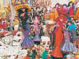 Todo tipo de calaveritas hechas de cartón alegran la vista de los puestos.  /