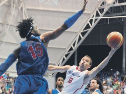 El puertorriqueño, J.J. Barea está aprovechando los Juegos Panamericanos para no perder ritmo dado el paro laboral.  AFP  /