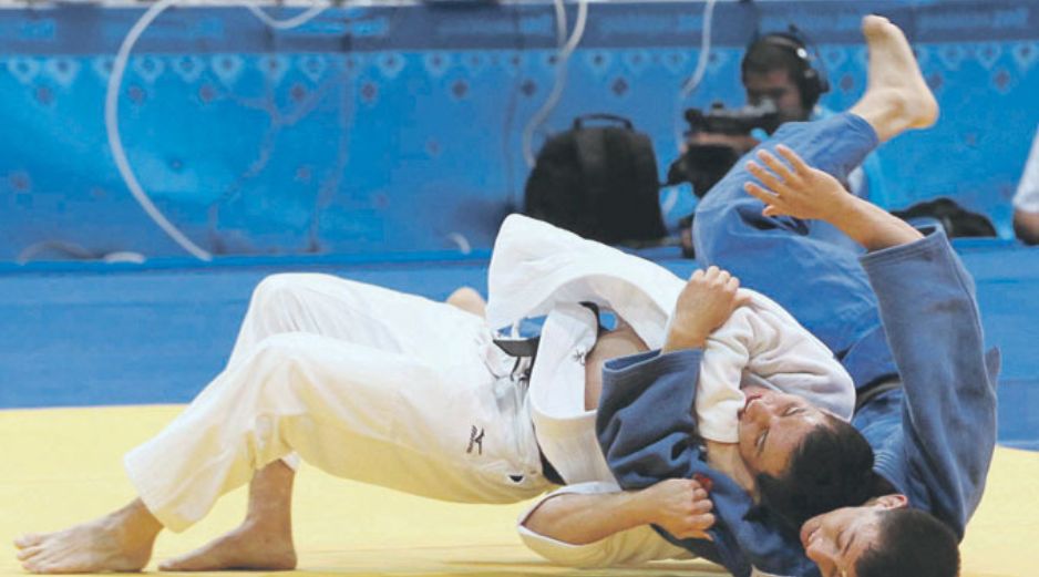 Nabor Castillo, de azul, perdió con el brasileño Felipe Kitadai en el combate por el oro. NTX  /