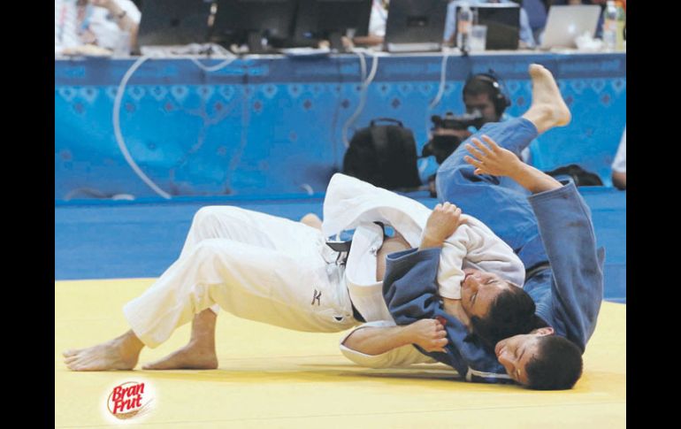 Nabor Castillo, de azul, perdió con el brasileño Felipe Kitadai en el combate por el oro. NTX  /
