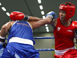 Érika Cruz conecta con la mano derecha al rostro de la boricua Kiria Tapia. MEXSPORT  /