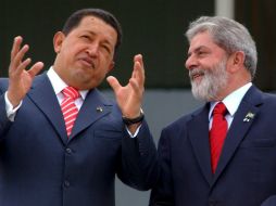 Chávez (i) asegura que elevó sus oraciones para que el exmandatario (d) enfrente esta circunstancia. EFE  /