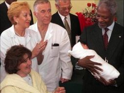 Adnan Mevic, el habitante seis mil millones, en los brazos de Kofi Annan. Muy poco que celebrar. ESPECIAL  /