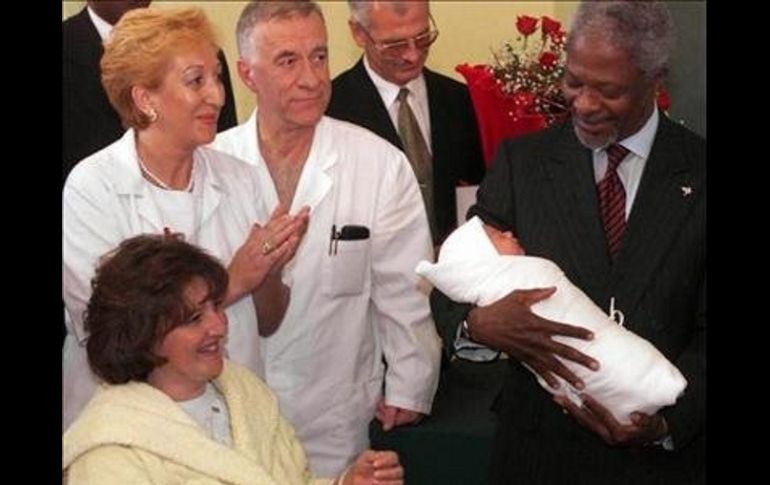 Adnan Mevic, el habitante seis mil millones, en los brazos de Kofi Annan. Muy poco que celebrar. ESPECIAL  /