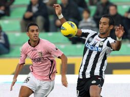 Mehdi Benatia, de Marruecos y Eran Zahavi, de Israel, disputándosa la pelota. AP  /
