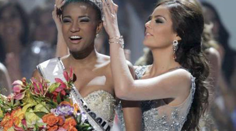 En la imagen la miss universo 2011 Leila Lopes y Ximena Navarrete entregando la corona. AP  /