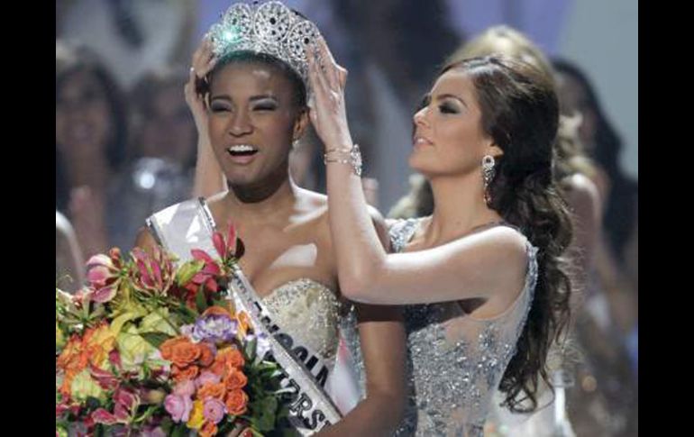 En la imagen la miss universo 2011 Leila Lopes y Ximena Navarrete entregando la corona. AP  /