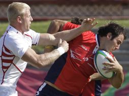 El chileno Felipe Brangier inenta evadir a Mark Bokhoven, de Estados Unidos. AP  /