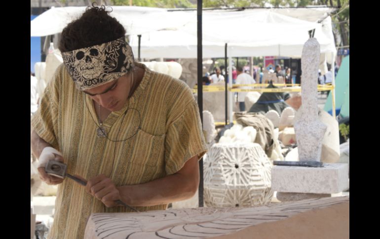 Artesanos de todas las edades labran minuciosamente sus piezas en jornadas de 14 horas.  /