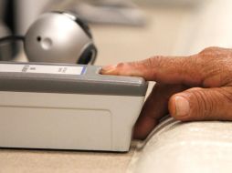 Las personas pasarán por una ventanilla computarizada y pondrán sus dedos en escáneres, entre otras medidas. AP  /