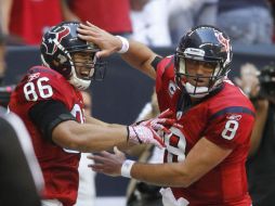 El jugador de Houston, Matt Schaub (8) celebra con su compañero James Casey su pase de anotación. REUTERS  /