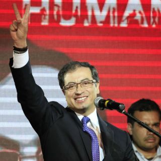 Petro, ex guerrillero, gana la alcaldía de Bogotá