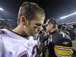 Los mariscales de campo de Pittsburgh y Nueva inglaterra Tom Brady (I) y Ben Roethlisberger al final del juego. AP  /