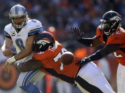 Matthew Stafford (9)  es tacleado por Marcus Thomas (79) de Broncos. AP  /