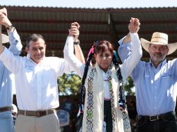 Ernesto Cordero y Gustavo Madero con María Luisa Calderón en un mitin en Pátzcuaro. EL UNIVERSAL  /