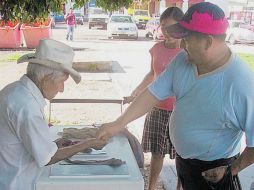 Manuel Pérez García tiene 105 años de edad, se dedica a vender paletas en las calles de Chetumal. EL UNIVERSAL  /