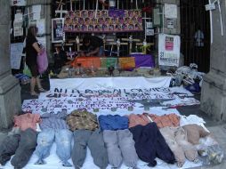 Manifestantes colocan una ofrenda en memoria de Juan Francisco Sicilia y seis personas más asesinadas en marzo pasado. EL UNIVERSAL  /