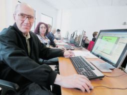 Heriberto Fernández, de 72 años, es cirujano dentista y acude a la Universidad de la Tercera Edad. EL UNIVERSAL  /