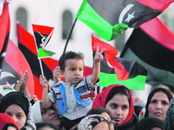 La gente sale a las calles a festejar el comienzo de una nación sin la dictadura de Muamar Gadhafi. EFE  /