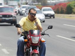 La medida prevé multar a las personas que no porten el casco cuando conduzcan alguna motocicleta. ARCHIVO  /