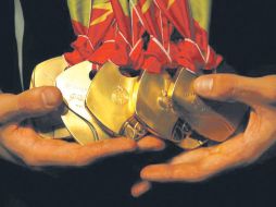 El nadador brasileño Thiago Pereira muestra sus seis medallas de oro que conquistó en el Centro Acuático Scotiabank. REUTERS  /