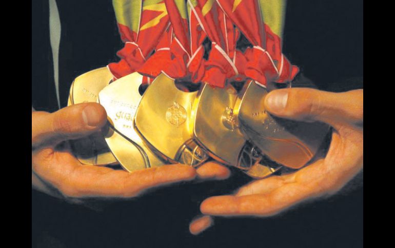 El nadador brasileño Thiago Pereira muestra sus seis medallas de oro que conquistó en el Centro Acuático Scotiabank. REUTERS  /