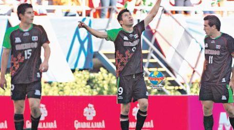 El delantero del Tricolor, Oribe Peralta (centro), logró seis goles durante los Panamericanos. MEXSPORT  /