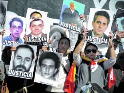 Miles de personas se manifiestan con carteles en los que muestran las caras de los cientos de desaparecidos y asesinados por la ETA.AFP  /