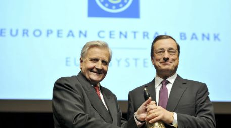 Jean-Claude Trichet (izquierda), junto a su sucesor, Mario Draghi. AP  /