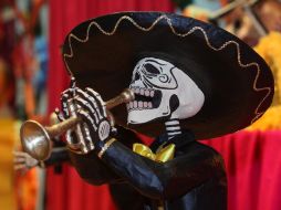 En Puebla ubicaron una ofrenda monumental con calaveras de papel maché. EFE  /