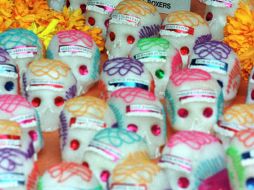 Algunos se quedaron muy sorprendidos al ver calaveras dentro de una iglesia. ARCHIVO  /